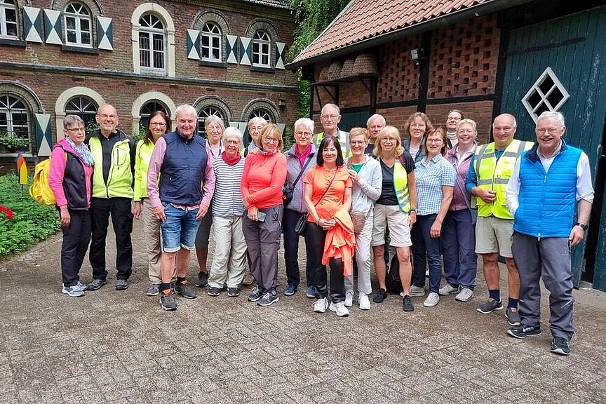 Gruppenfoto in der Schäferei Reckfort Nach der Besichtigung versammelte sich die Gruppe aus Sendenhorst vor dem alten Kornspeicher der Schäferei Reckfort