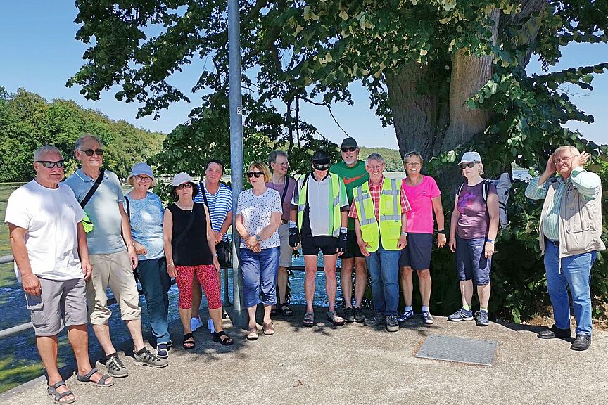 Radgruppe am Wasserwerk Hengsen Beim Besuch des Wasserwerks Hengsen posierte die Sendenhorster Radgruppe im Schatten.