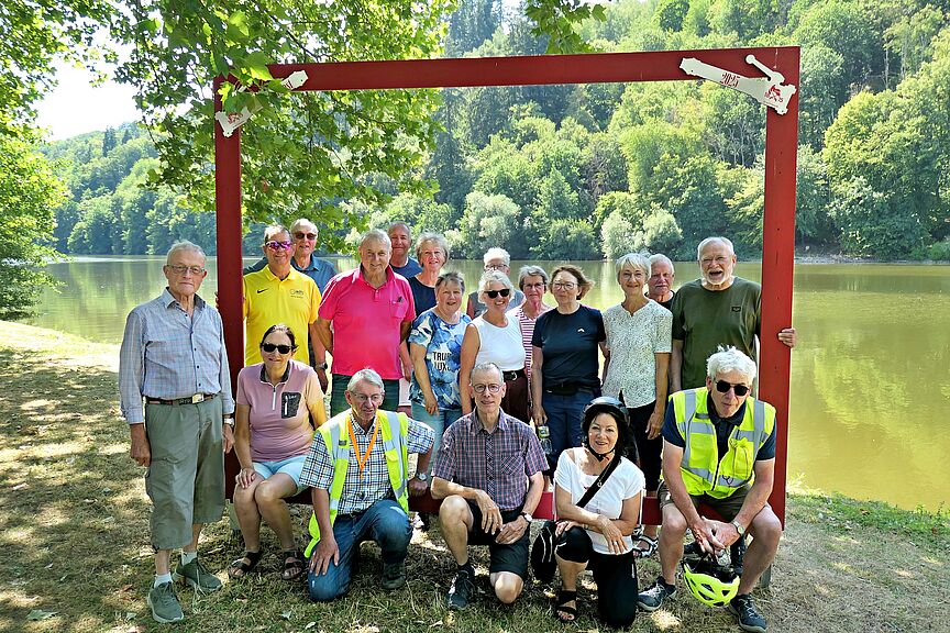 Gruppenfoto am Main Froh gelaunt posiert die Radgruppe bei einer Rast am Main.