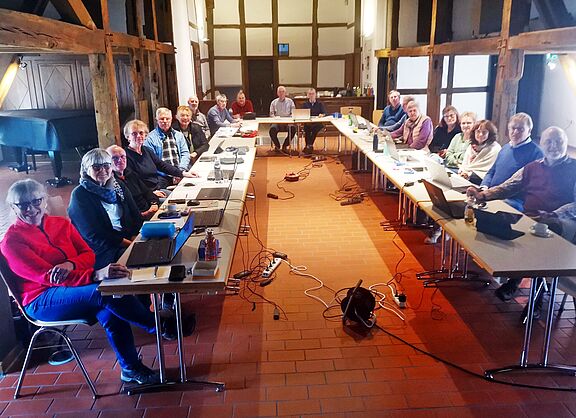 Mit Laptops bewaffnet vertieften 20 Teilnehmer des Komoot-Workshops ihre Kenntnisse im Bereich der Tourenplanung