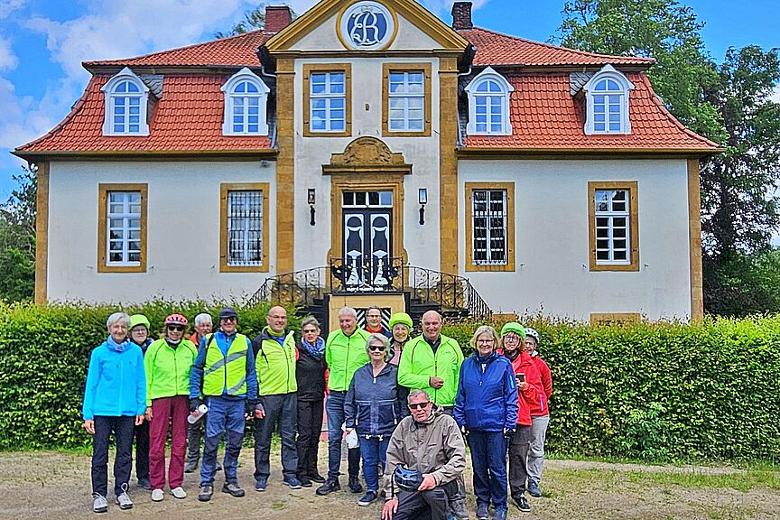 Haus Bosfeld Gut gelaunt posiert die ADFC-Radgruppe vor dem Wasserschloss Haus Bosfeld