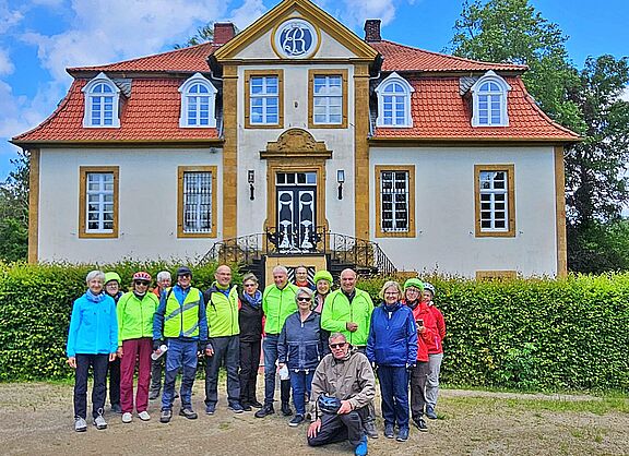 Gut gelaunt posiert die ADFC-Radgruppe vor dem Wasserschloss Haus Bosfeld