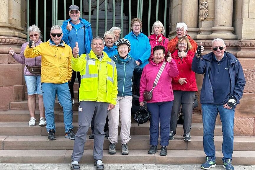 Gruppenbild vor dem Dom zu Speyer Vor dem Dom zu Speyer versammelte sich die Radgruppe zu einem Gruppenfoto