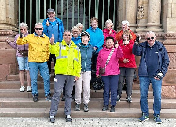 Vor dem Dom zu Speyer versammelte sich die Radgruppe zu einem Gruppenfoto
