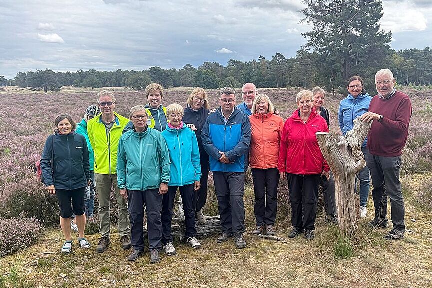 ADFC-Gruppe inmitten der Heidelandschaft Eine Pause inmitten der Heidelandschaft