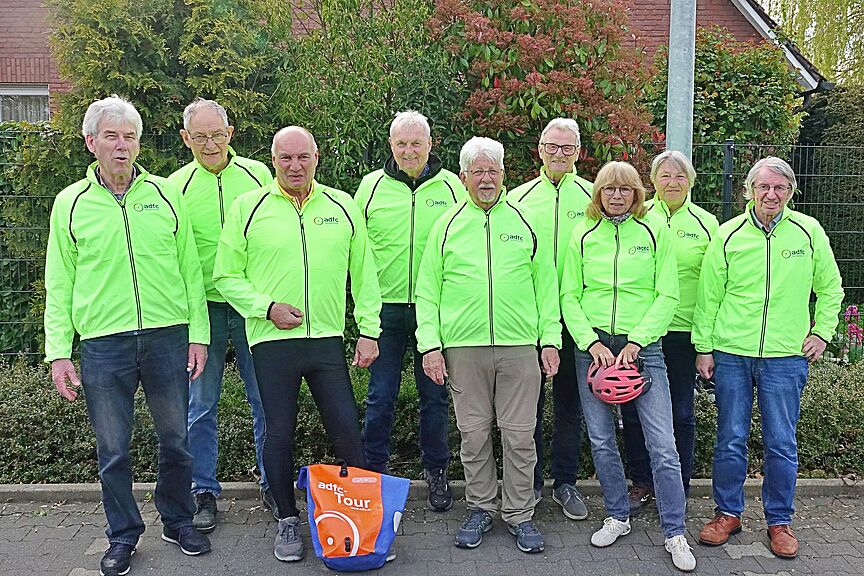 Neues Outfit im ADFC Sendenhorst Die Tourenleiterinnen und Tourenleiter des ADFC Sendenhorst präsentierten sich zum Andradeln in neuem Outfit