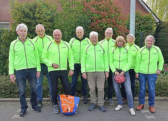 Die Tourenleiterinnen und Tourenleiter des ADFC Sendenhorst präsentierten sich zum Andradeln in neuem Outfit