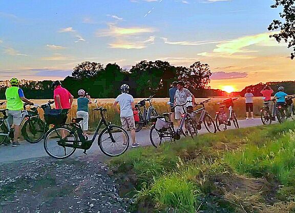 Auf dem Rückweg nach Sendenhorst erlebte die Gruppe einen Bilderbuch-Sonnenuntergang