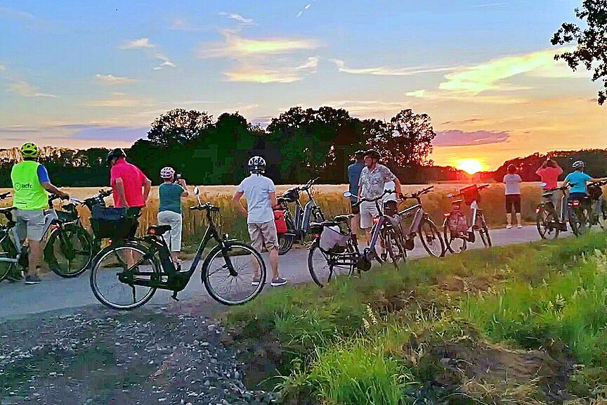 Sonnenuntergang Auf dem Rückweg nach Sendenhorst erlebte die Gruppe einen Bilderbuch-Sonnenuntergang