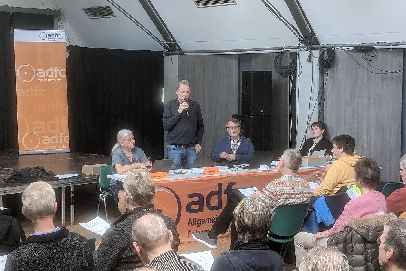 Schatzmeister Jürgen Hupe beim Vortrag des Zahlenwerkes