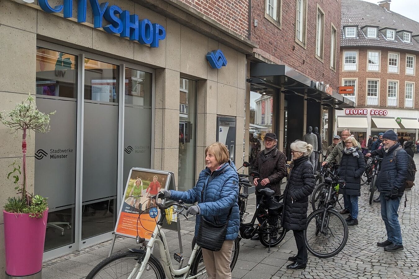Geduldig warten die Radler vor dem Cityshop