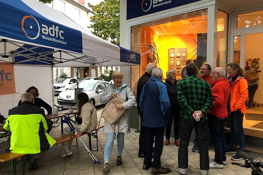 Auch vor der Tür wurde gefachsimpelt Auch vor der Tür wurde gefachsimpelt