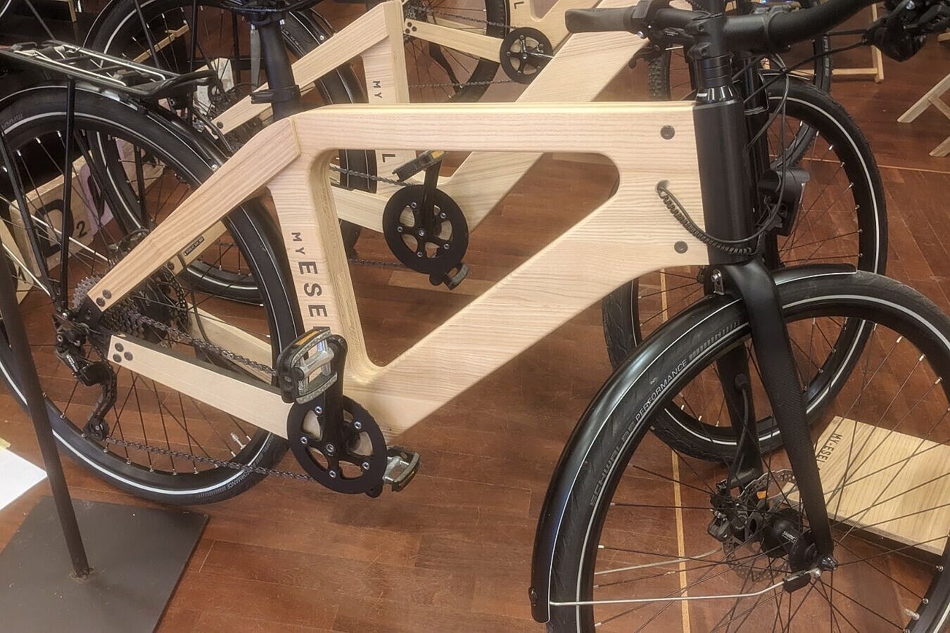 Leezenfrühling mit Leezen in Holz Leezenfrühling mit Leezen in Holz