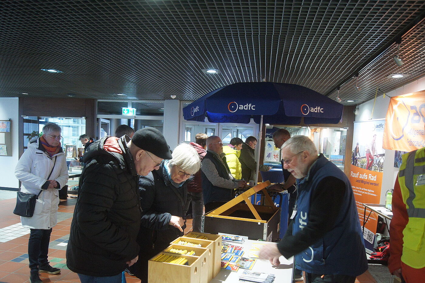 Leezenfrühling - Fahrradkarten aus der Schnäppchenkiste sind begehrt! Leezenfrühling - Der ADFC Stand war immer gut besucht!